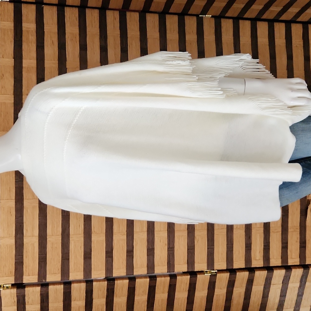 Knit fringe poncho creme